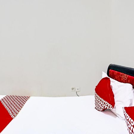 Oyo Life 92190 Arya Guest House Tulungagung Exterior foto