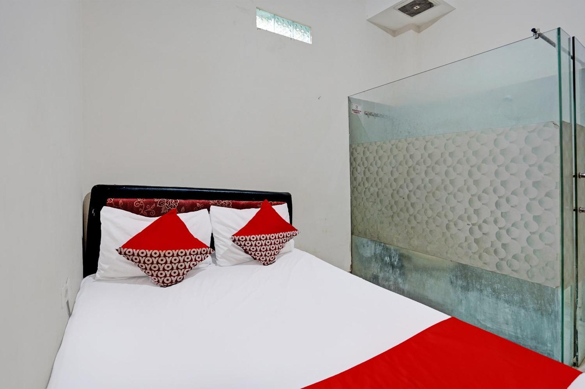 Oyo Life 92190 Arya Guest House Tulungagung Exterior foto