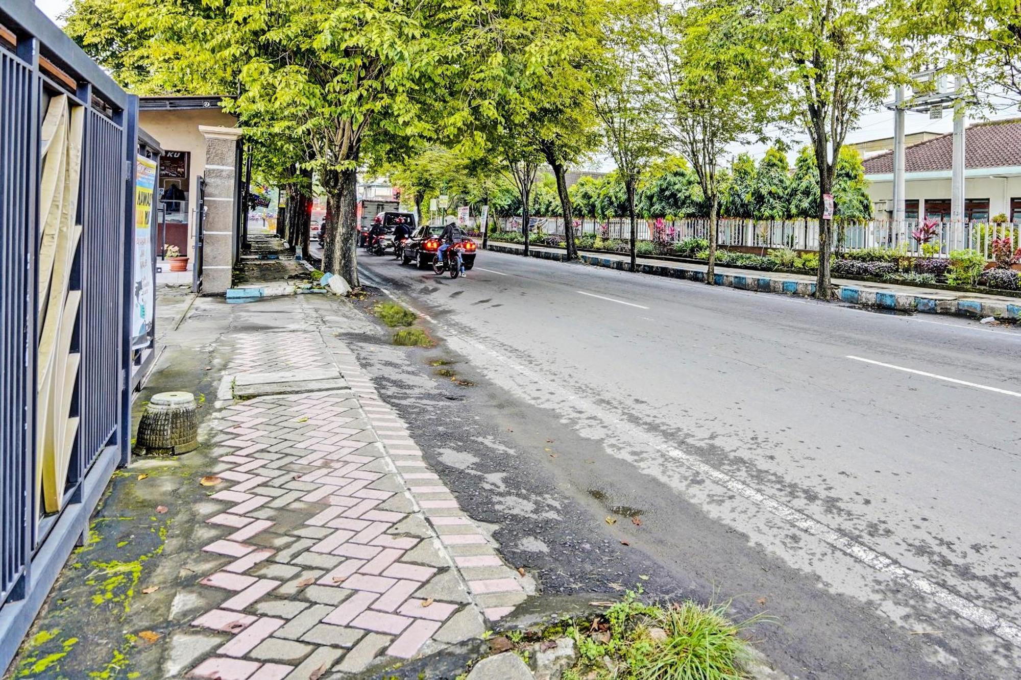 Oyo Life 92190 Arya Guest House Tulungagung Exterior foto