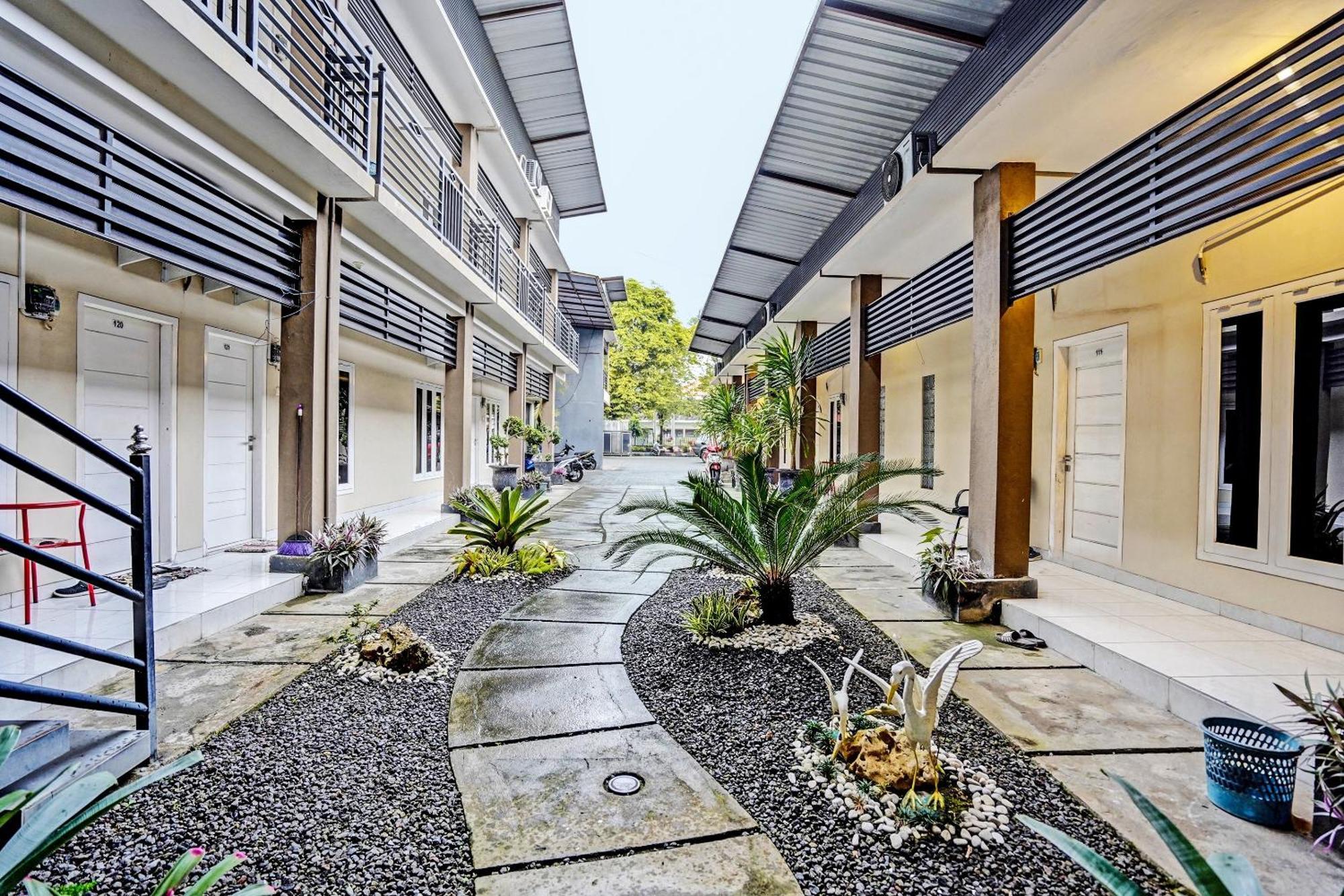 Oyo Life 92190 Arya Guest House Tulungagung Exterior foto