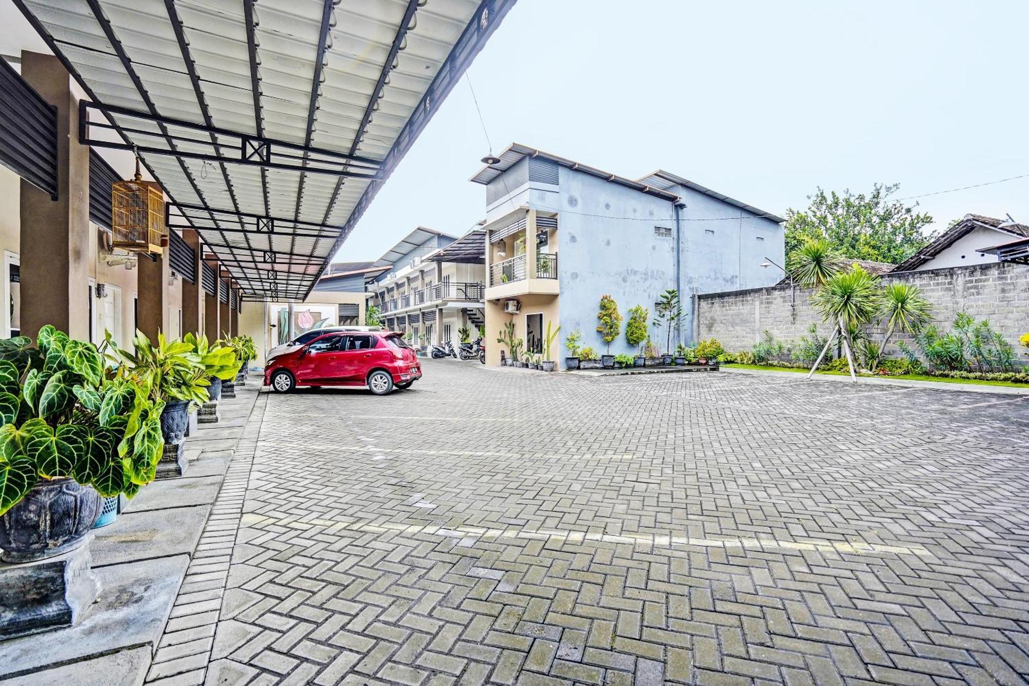 Oyo Life 92190 Arya Guest House Tulungagung Exterior foto