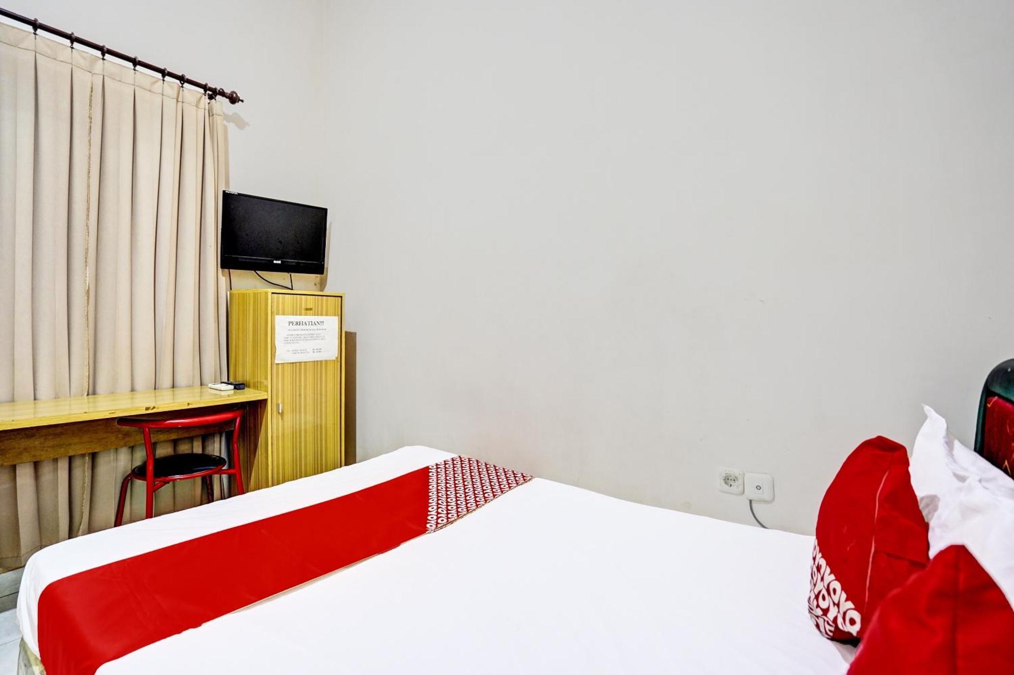 Oyo Life 92190 Arya Guest House Tulungagung Exterior foto