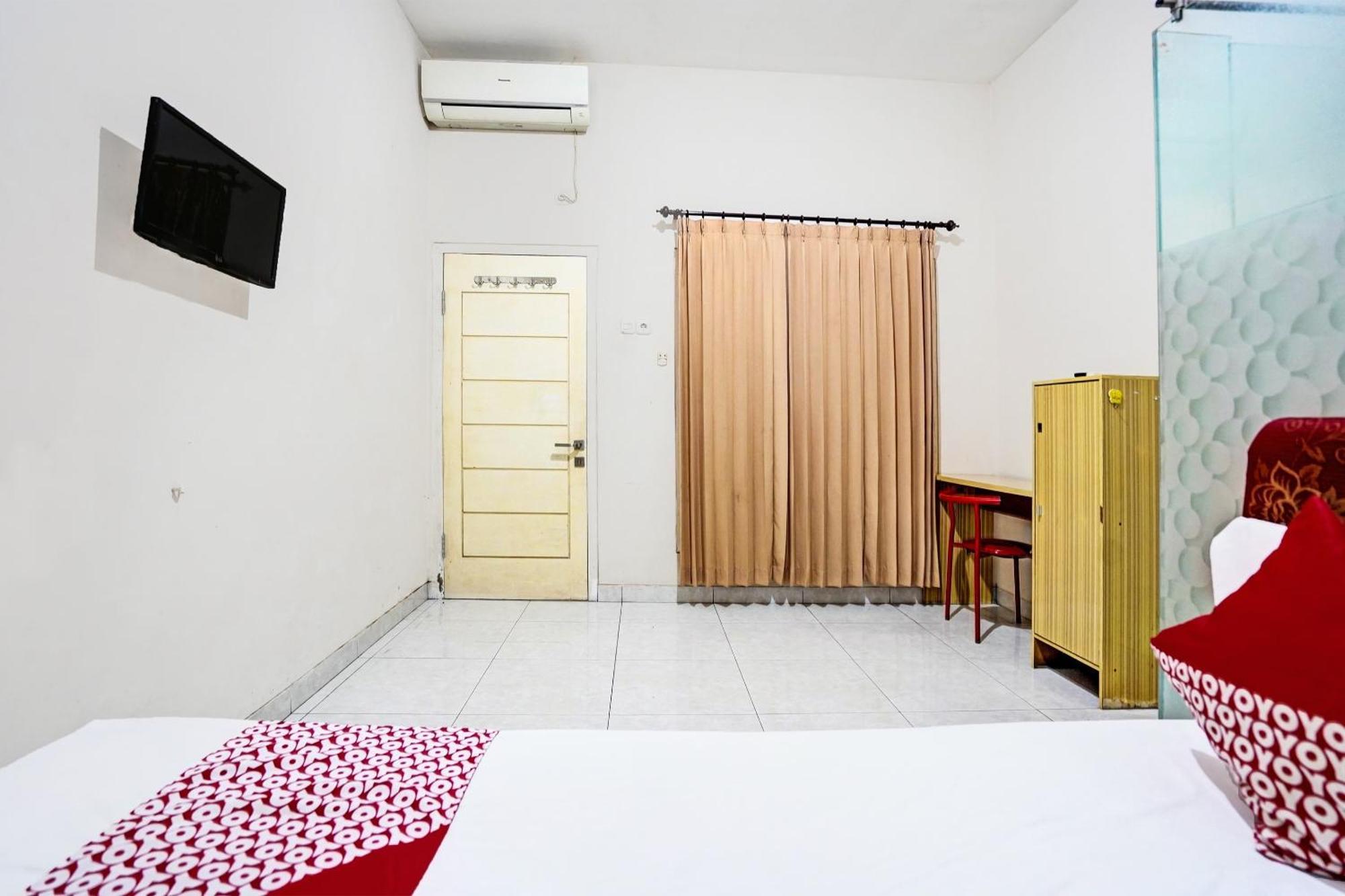 Oyo Life 92190 Arya Guest House Tulungagung Exterior foto