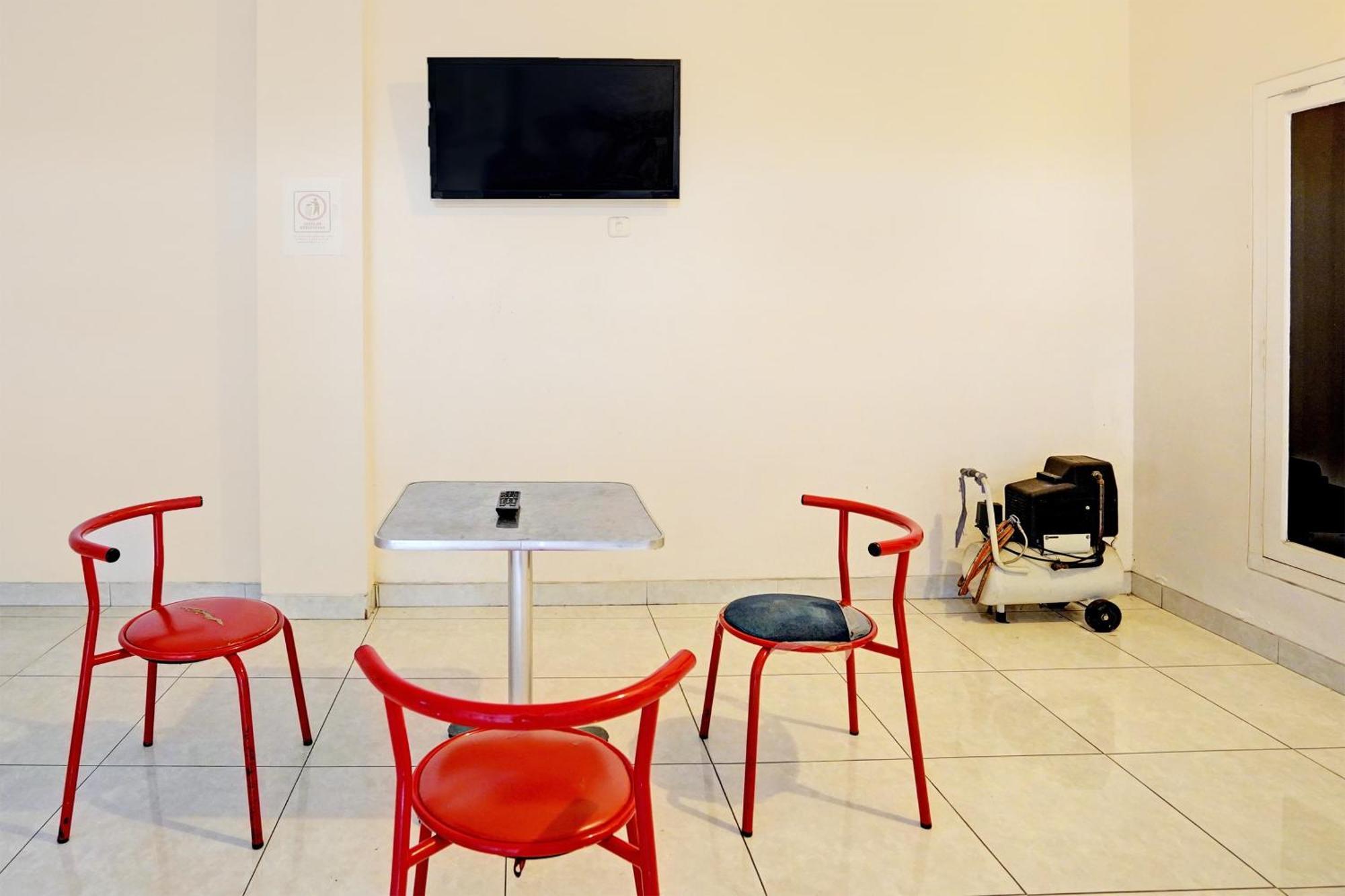 Oyo Life 92190 Arya Guest House Tulungagung Exterior foto