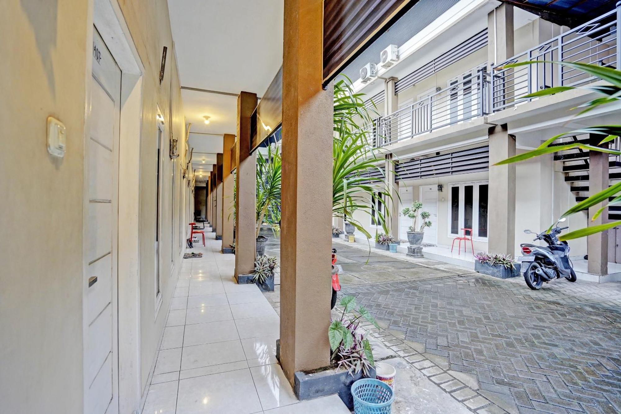 Oyo Life 92190 Arya Guest House Tulungagung Exterior foto