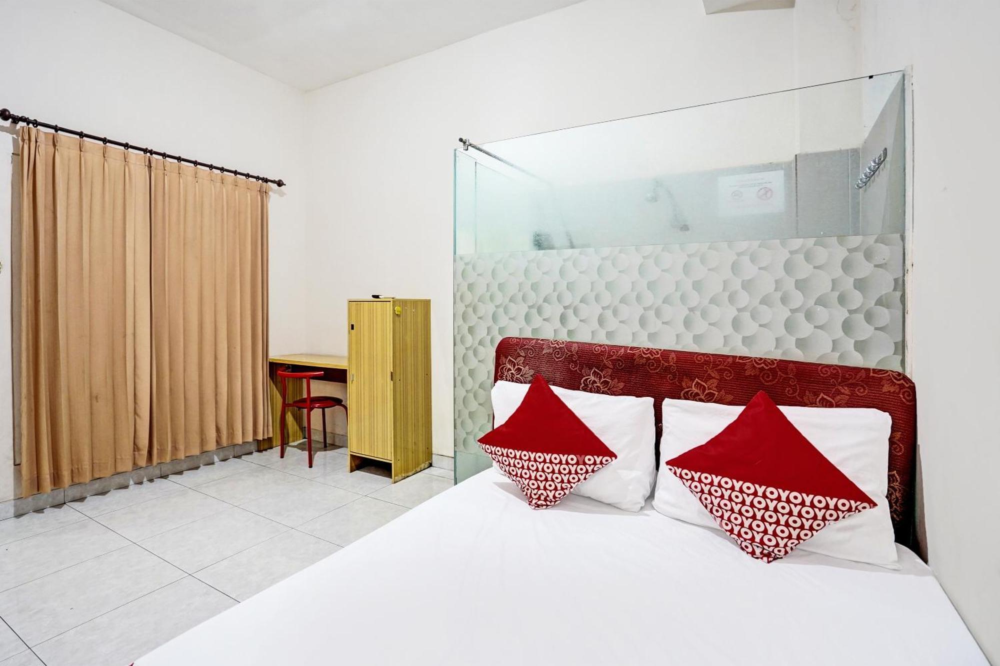 Oyo Life 92190 Arya Guest House Tulungagung Exterior foto