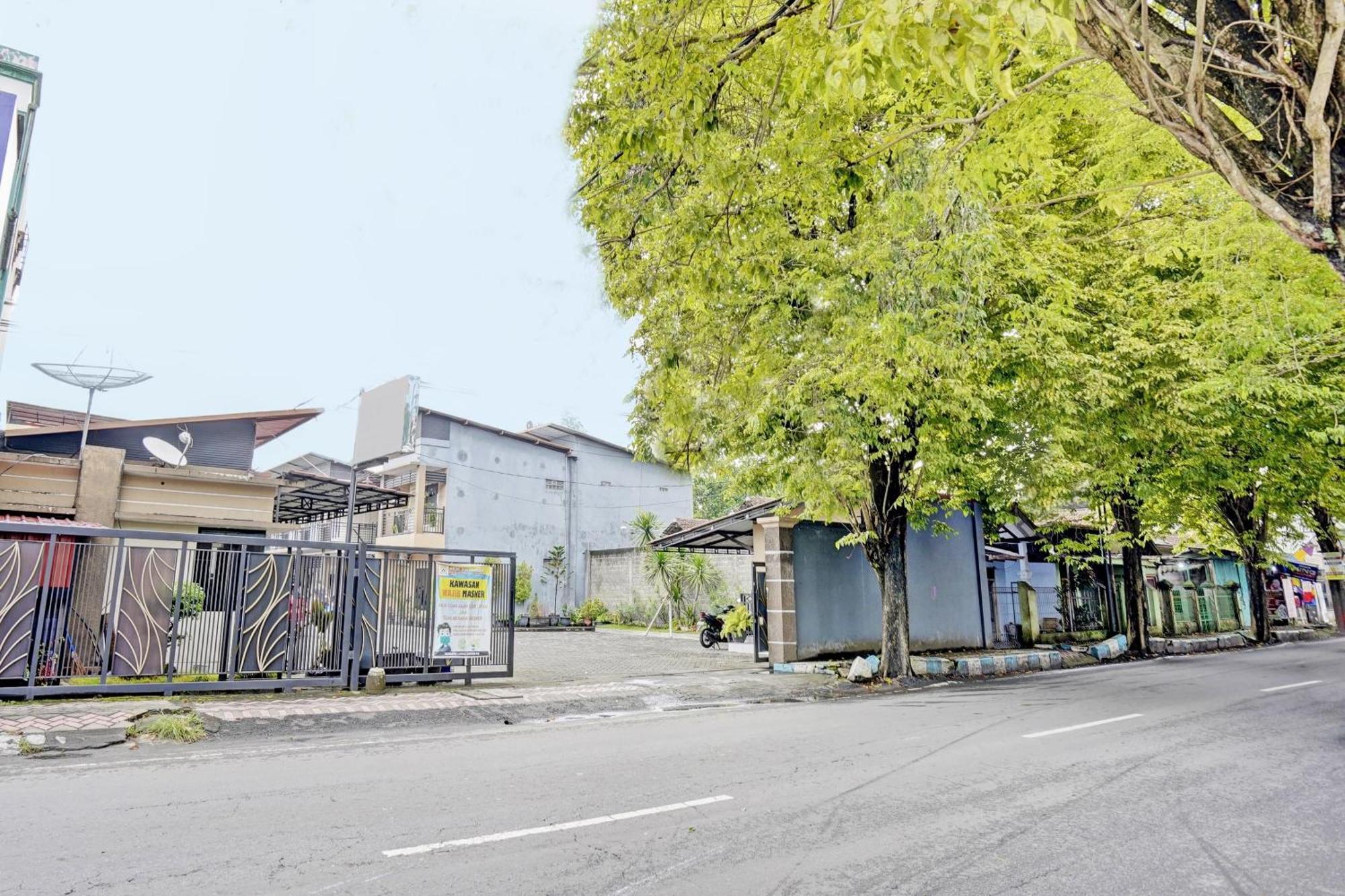 Oyo Life 92190 Arya Guest House Tulungagung Exterior foto