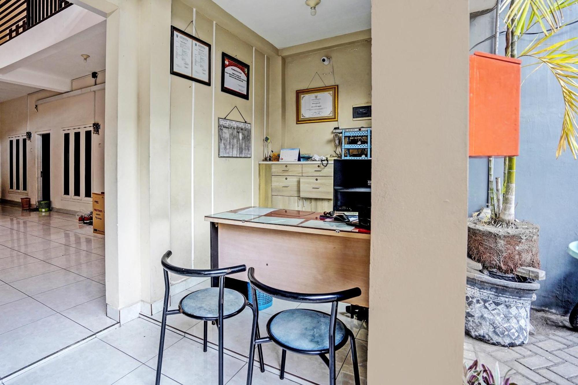 Oyo Life 92190 Arya Guest House Tulungagung Exterior foto