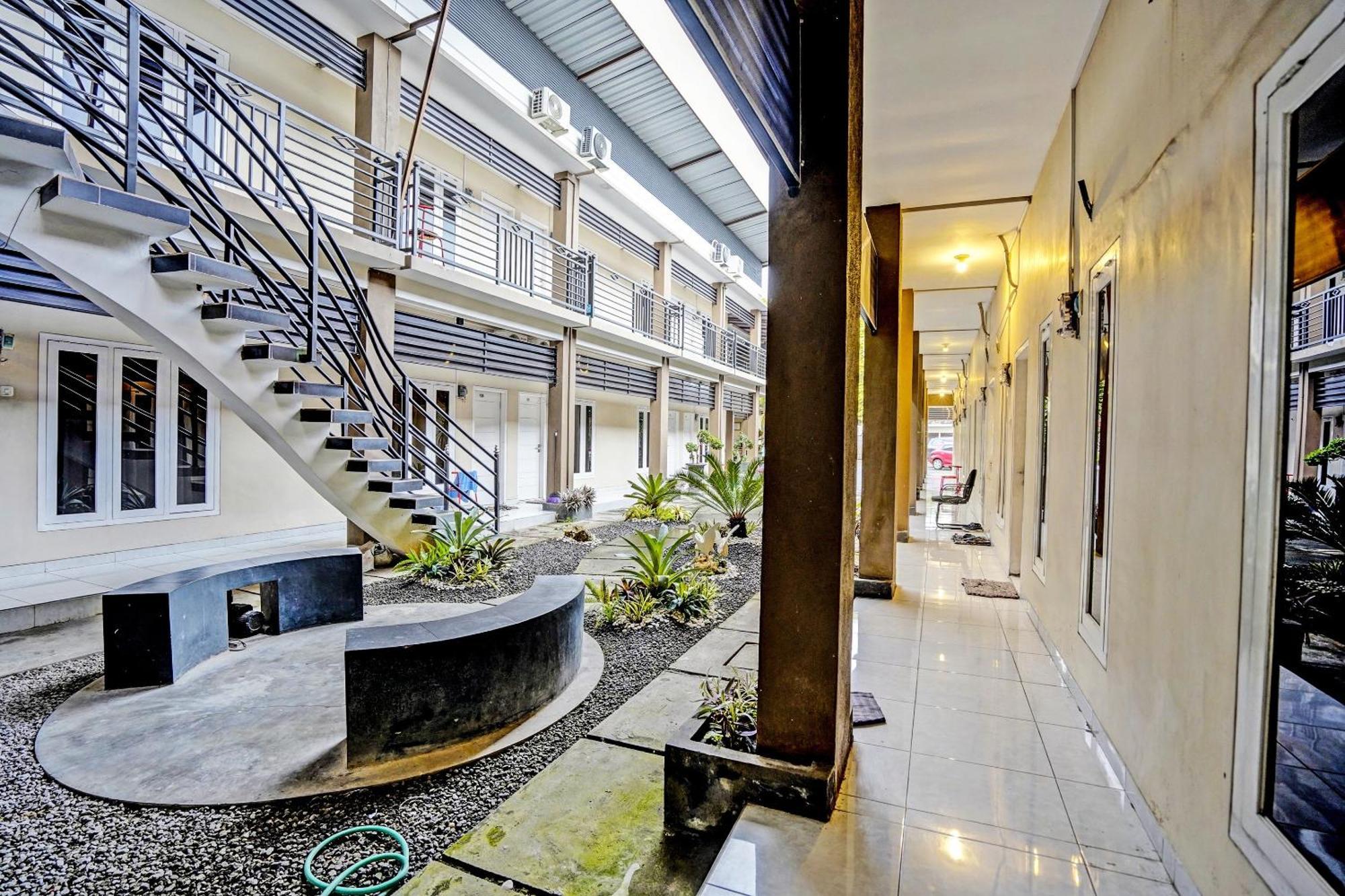 Oyo Life 92190 Arya Guest House Tulungagung Exterior foto