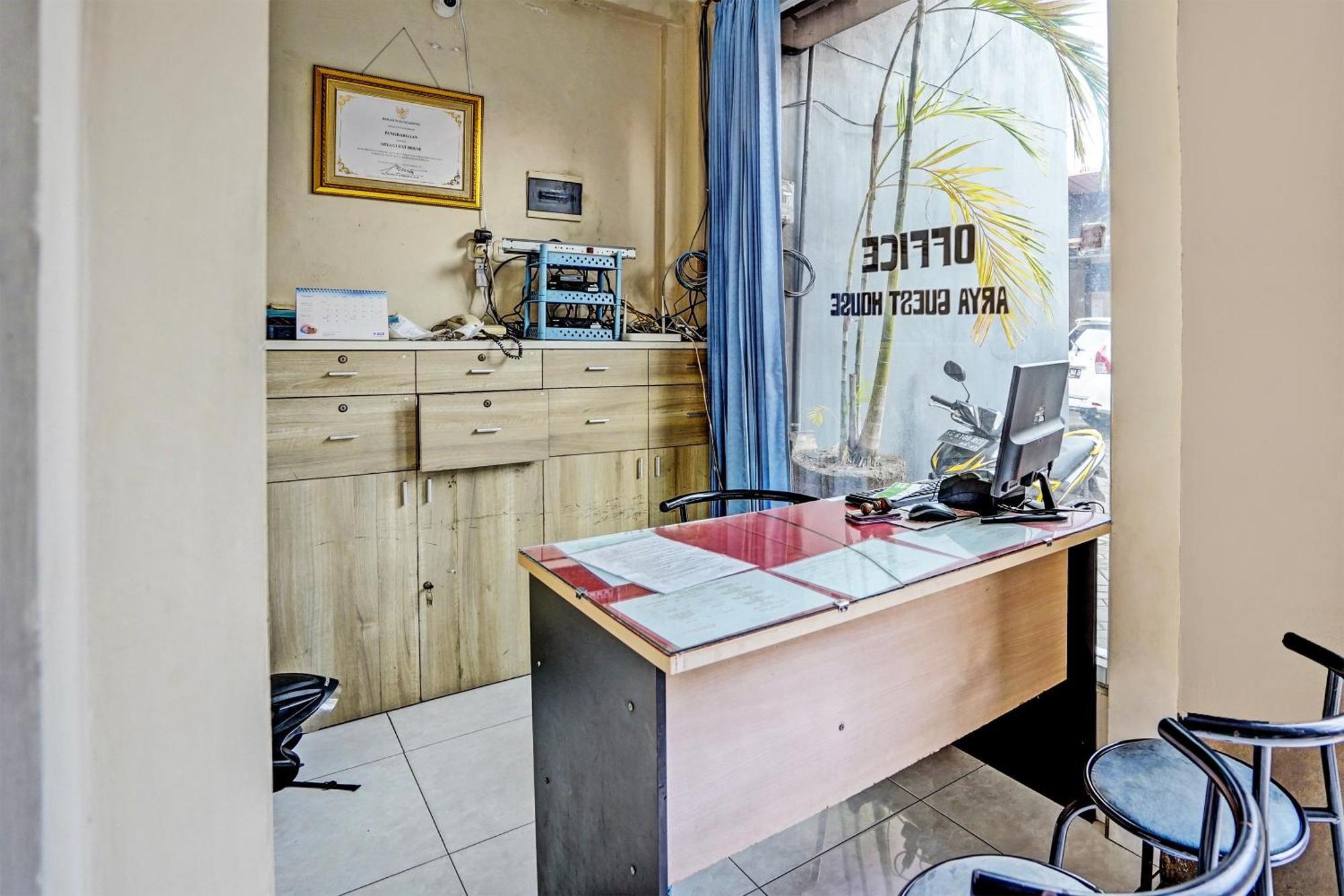 Oyo Life 92190 Arya Guest House Tulungagung Exterior foto