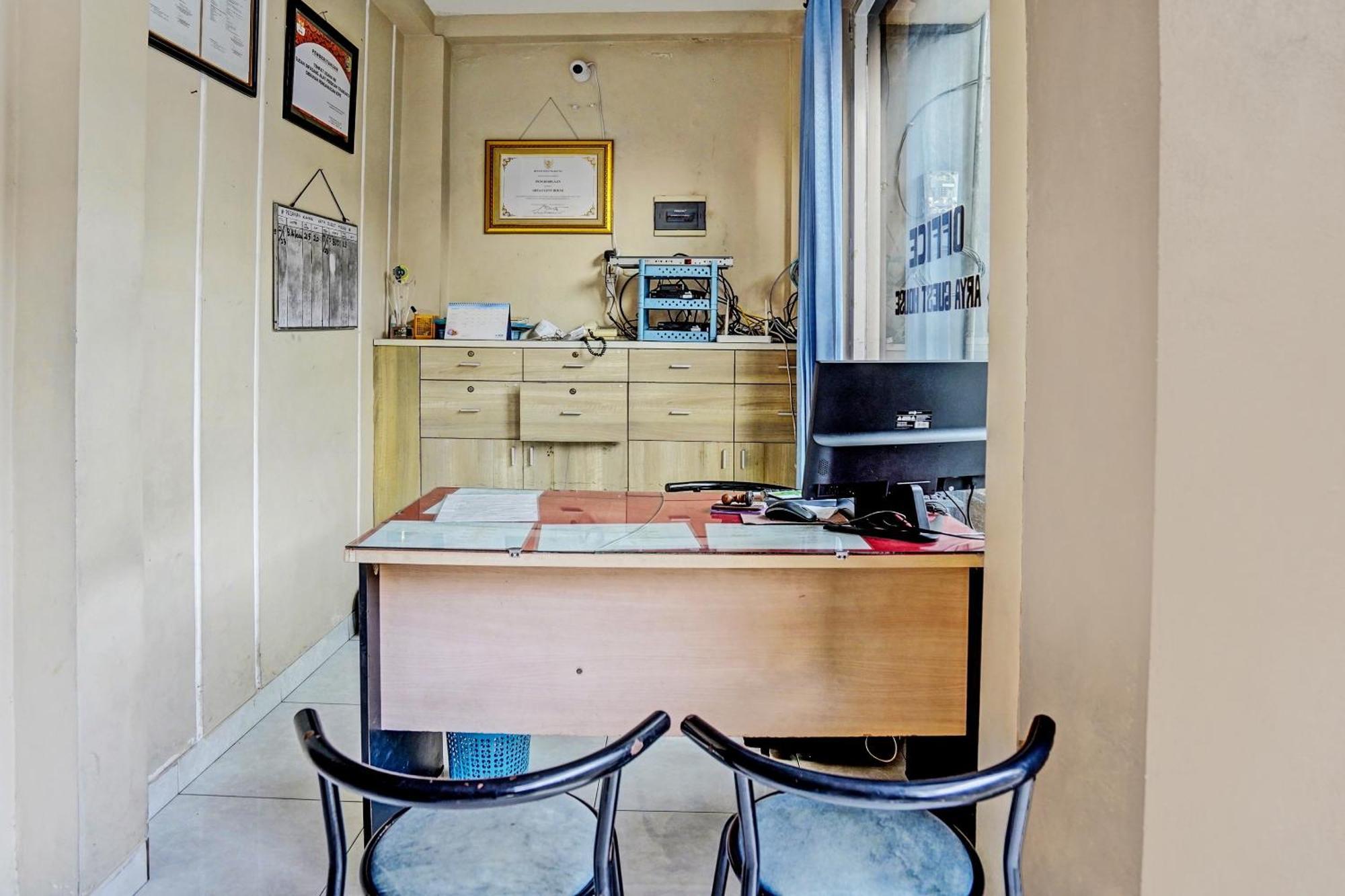 Oyo Life 92190 Arya Guest House Tulungagung Exterior foto